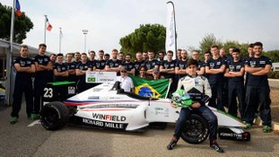 Piloto Caio Collet e equipe