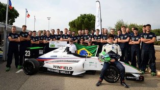 Piloto Caio Collet e equipe