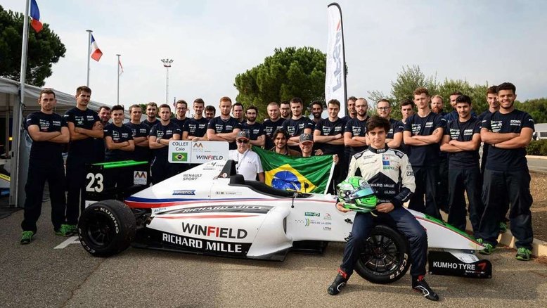 Piloto Caio Collet e equipe