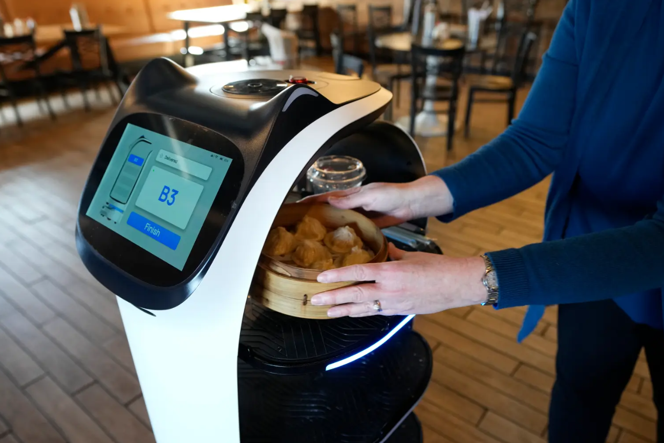 Restaurante japonês em NY recorre a um robô para servir comida e atrair multidões