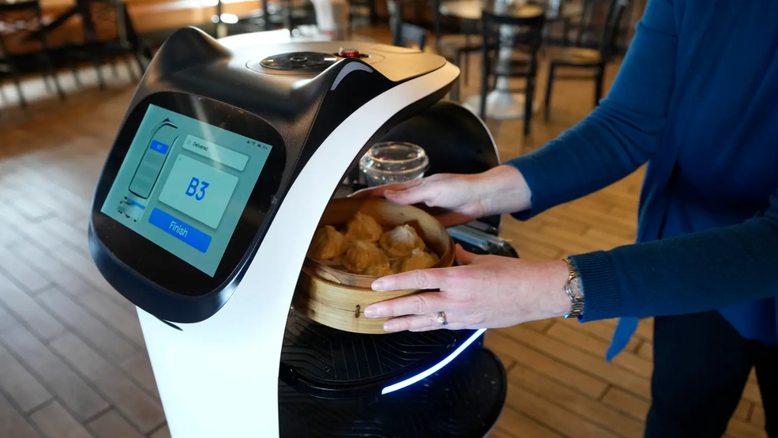 Restaurante japonês em NY recorre a um robô para servir comida e atrair multidões