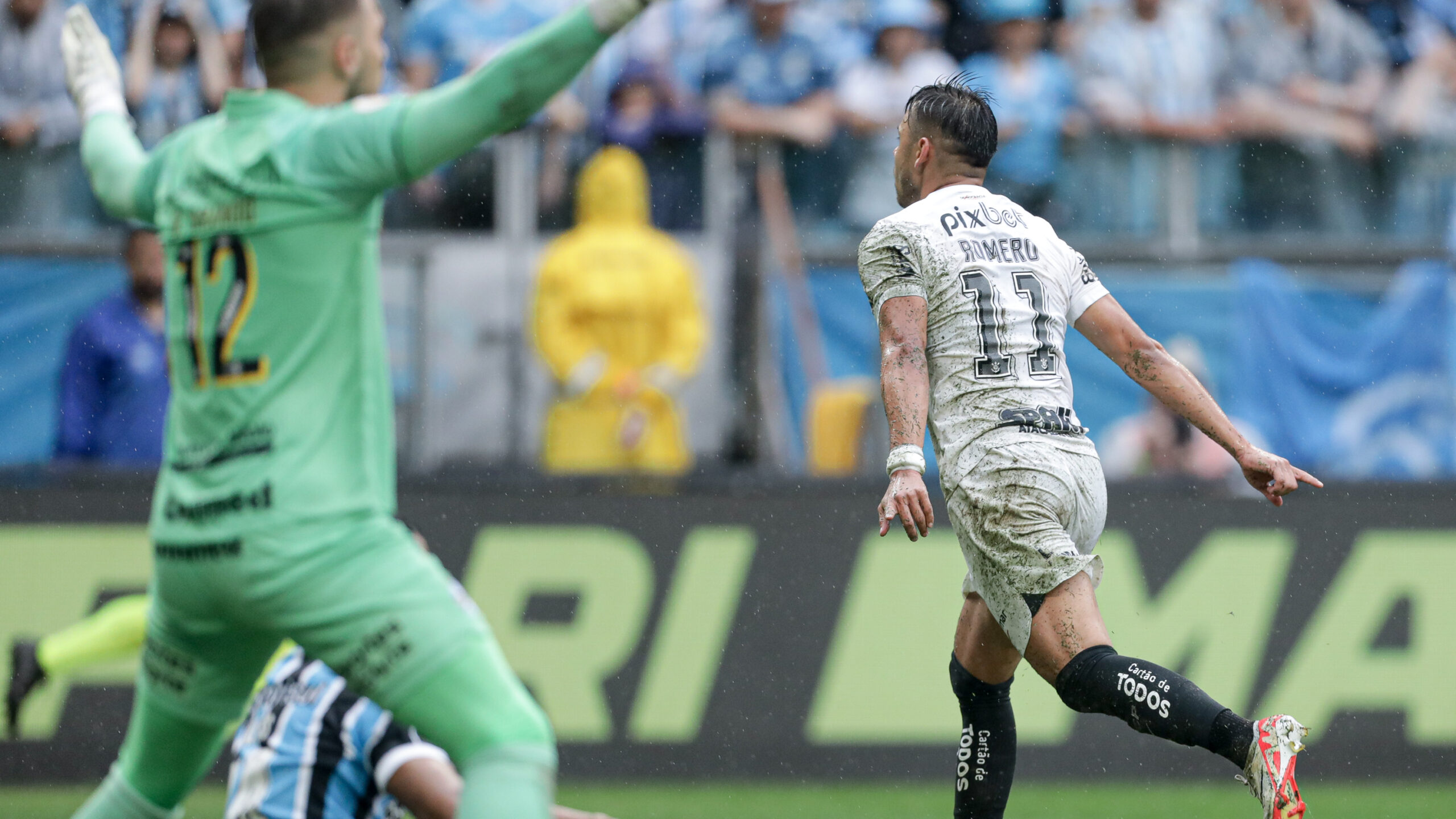 Corinthians vence fora, segura Grêmio na briga pelo título e respira aliviado no Brasileirão