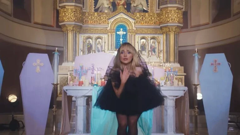 Cena do clipe de "Feather", de Sabrina Carpenter