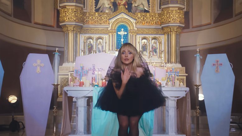 Cena do clipe de "Feather", de Sabrina Carpenter