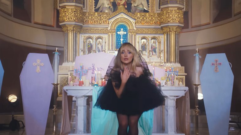 Cena do clipe de "Feather", de Sabrina Carpenter