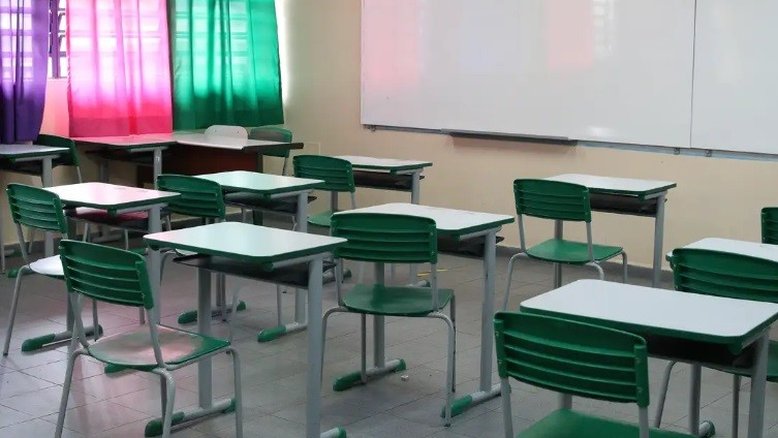 Professora que afirma ter beijado aluno é demitida de escola da Praia Grande (SP)