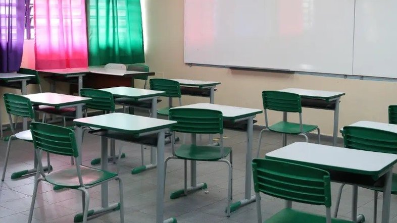 Professora que afirma ter beijado aluno é demitida de escola da Praia Grande (SP)