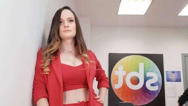 Humorista de 'A Praça É Nossa' diz ter sido ameaçada por marido de Ana Hickmann: 'Tenho síndrome do pânico'