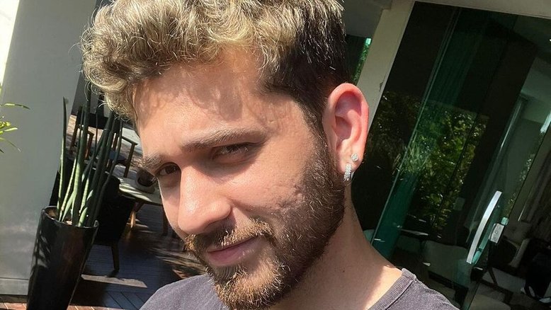 Gustavo Mioto fala sobre não ceder a pressão estética após foto sem camisa viralizar: 'Eu não me importo'