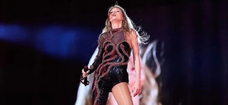 Taylor Swift parou show para pedir distribuição de água; fã morreu em estádio nesta sexta-feira