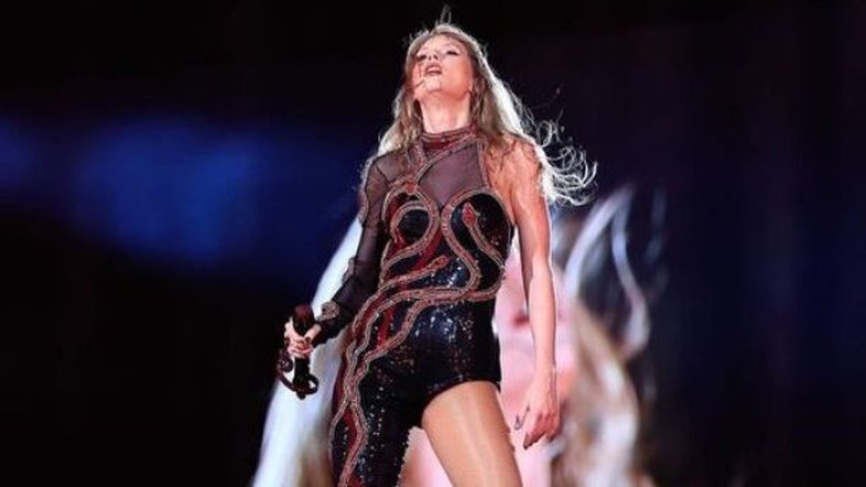 Taylor Swift parou show para pedir distribuição de água; fã morreu em estádio nesta sexta-feira