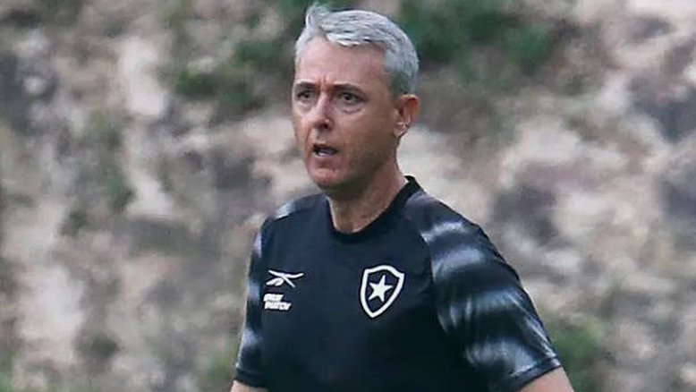 Com Tiago Nunes, Botafogo faz jogo atrasado com o Fortaleza para recuperar a liderança