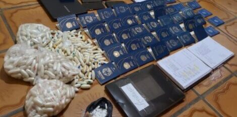 SP: polícia encontra casa com 33 pessoas treinadas para engolir drogas e levá-las à Europa
