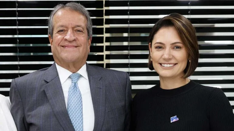 Presidente do PL Mulher, Michelle Bolsonaro, ao lado do presidente nacional do partido, Valdemar Costa Neto