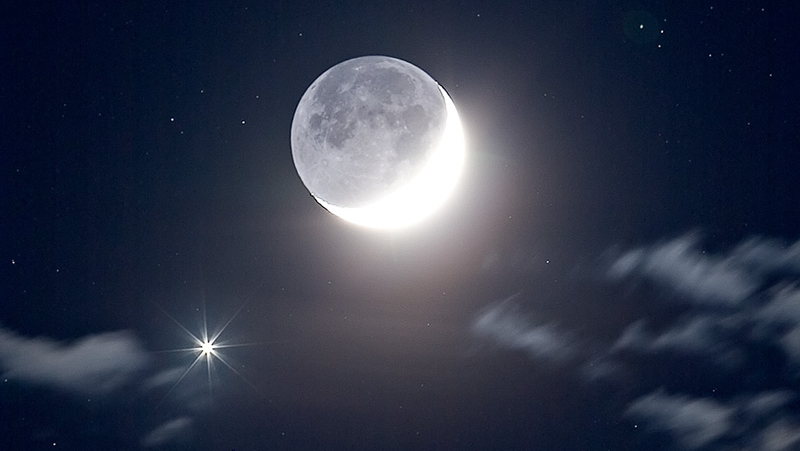 Os dois objetos mais brilhantes no céu noturno pareciam passar um pelo outro na noite de 19 de maio de 2007. A Lua e o planeta Vênus ficaram visíveis na mesma parte do céu, sendo registrados nesta imagem que mostra essa conjunção, conforme vista na cidade de Quebec, no Canadá. Vênus aparece no canto inferior esquerdo, com picos de difração causados ​​pela câmera. Embora a Lua passe por Vênus uma vez por mês no céu noturno, aproximações como esta são mais raras