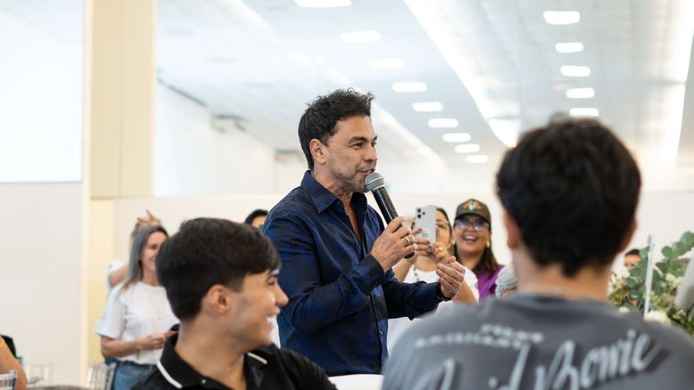 Zezé Di Camargo durante leilão beneficente para o Hospital do Câncer Francisco Camargo