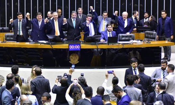 Câmara aprova em 1º turno maior reforma tributária desde a ditadura militar