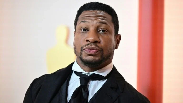 Marvel não trabalha mais com ator Jonathan Majors, declarado culpado de agressão contra mulher