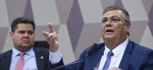 Em sua fala inicial de dez minutos na sabatina do Senado desta quarta-feira (13), o ministro da Justiça e Segurança Pública, Flávio Dino, destacou que é comum políticos irem para supremas cortes, mas ponderou que as atividades do juiz e do político são de natureza diferente. Indicado ao Supremo Tribunal Federal, em sessão na Comissão de Constituição de Justiça (CCJ), Dino enumerou os princípios que deverão conduzir sua atuação no STF.