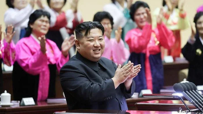 Kim Jong-un pede que norte-coreanas tenham mais filhos