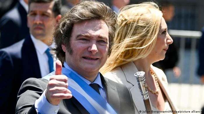 Milei reduz ministérios pela metade e nomeia irmã como secretária-geral