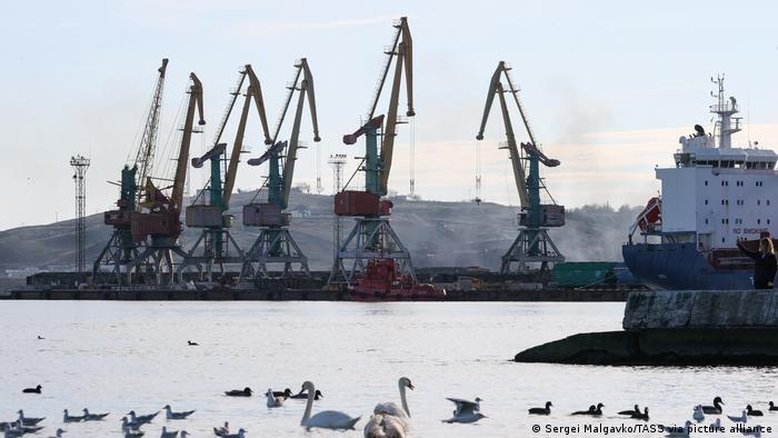 Ucrânia bombardeia navio russo na Crimeia