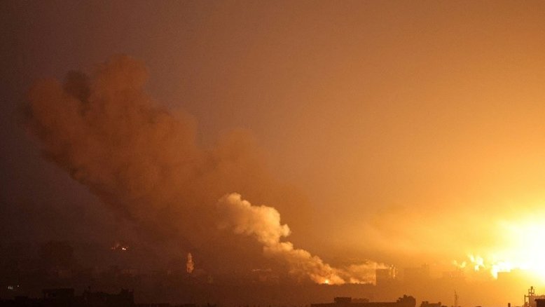 Israel faz ataques noturnos em Gaza enquanto a ofensiva terrestre avança