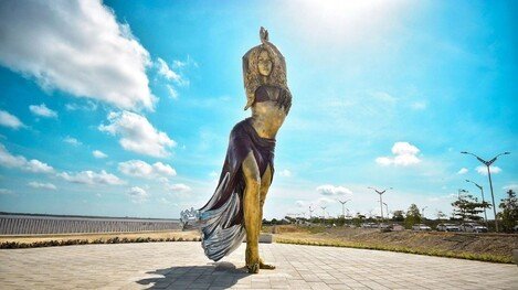 Shakira é homenageada com estátua gigante em cidade natal