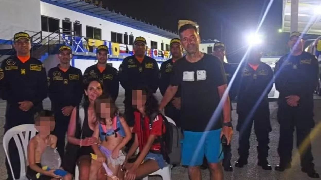 Família brasileira é resgatada após 9 horas à deriva no mar do Caribe