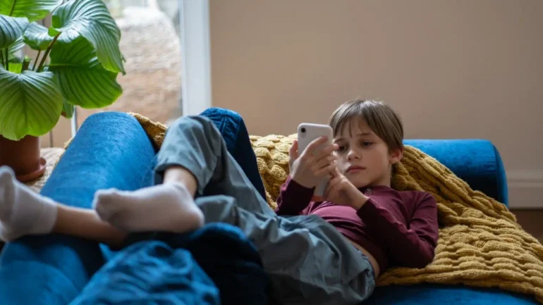 "Apenas algumas horas". Celular é bom para a saúde mental dos adolescentes, diz estudo