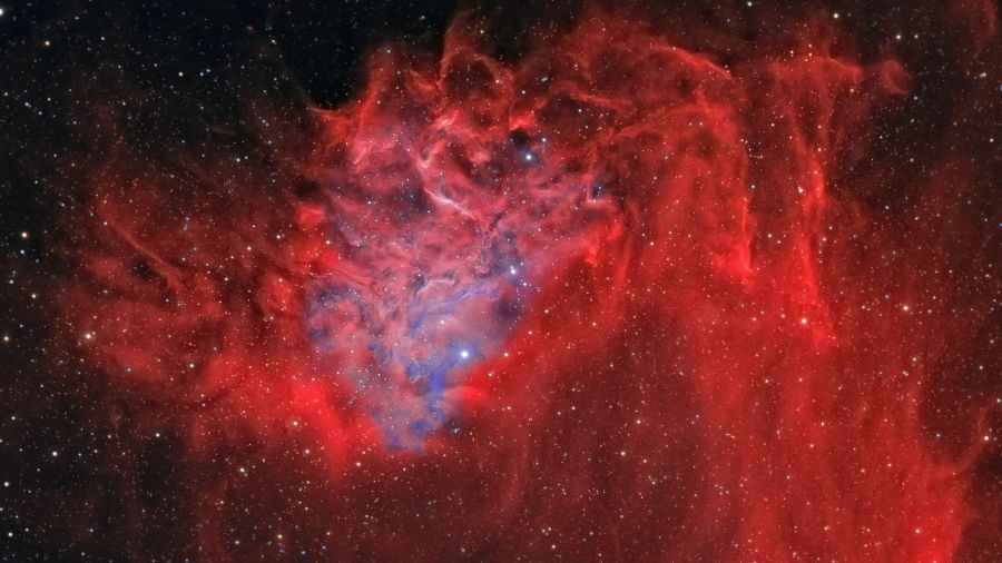 AE Aurigae é a estrela brilhante abaixo e à esquerda do centro neste retrato de IC 405, também conhecida como Nebulosa da Estrela Flamejante. Inserida na nuvem cósmica, a estrela quente e variável do tipo O energiza o brilho do hidrogênio ao longo de filamentos enrolados de gás atômico, de forma que sua luz azul fica dispersa na poeira interestelar. Mas AE Aurigae não se formou na nebulosa que ilumina. Ela provavelmente nasceu na Nebulosa de Órion. Encontros gravitacionais próximos com outras estrelas expulsaram-na da região, juntamente com outra estrela do tipo O (Mu Columbae), há mais de dois milhões de anos. Esta imagem de IC 405 abrange mais de 5 anos-luz. A distância estimada da nebulosa é de 1,5 mil anos-luz, na direção da Constelação de Auriga (“O Cocheiro”)