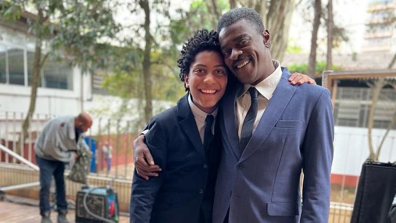 Ator mirim Agyei Augusto posa ao lado de Seu Jorge