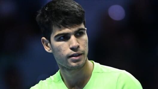 Alcaraz abandona em Barcelona com dores no punho e Sinner abre vantagem no ranking