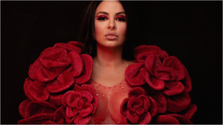 Alinne Rosa usa calcinha e buquê de flores para o Carnatal 2023: 'Estão preparados?'