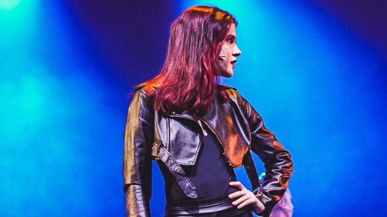 Anaiza interpreta Sandy em musical
