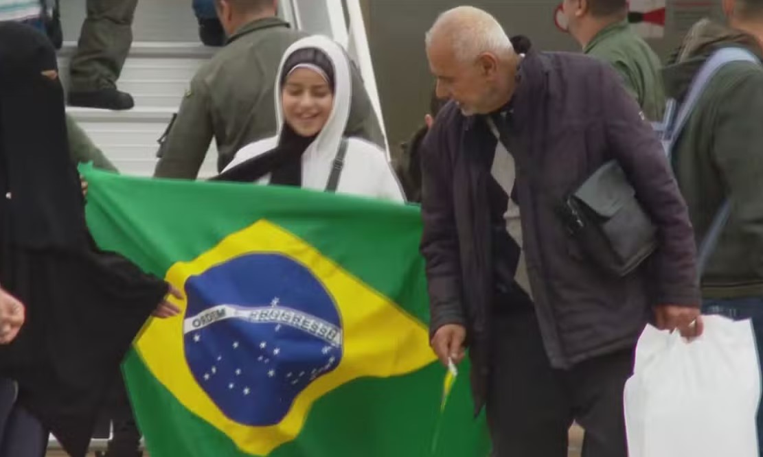 Avião pousa em Brasília com 30 repatriados de Gaza