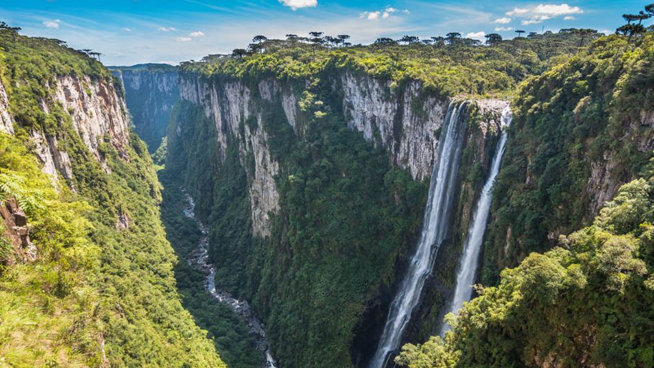 Cânion com cachoeira no Sul do Brasil