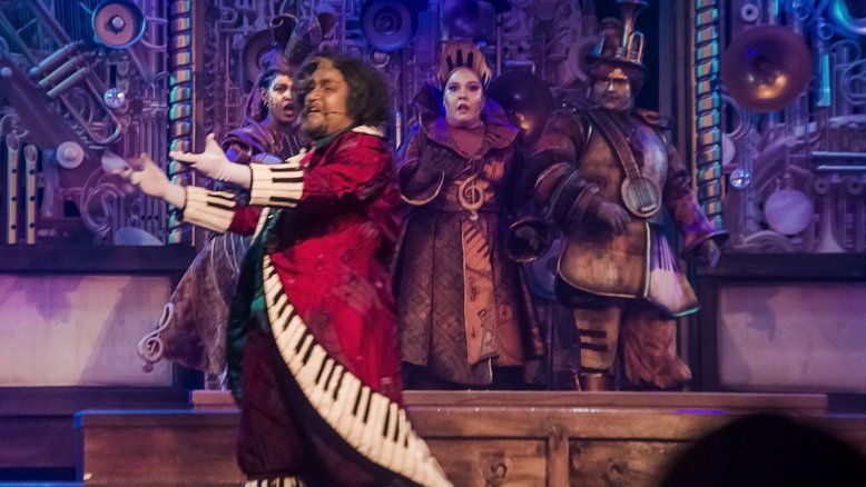 Cena do musical 'A Fabulosa Fábrica de Música'