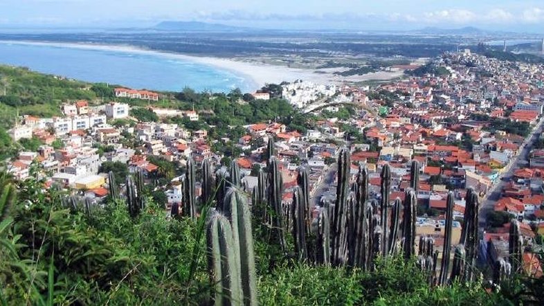 Médico de 76 anos é espancado e carbonizado dentro de casa em Arraial do Cabo