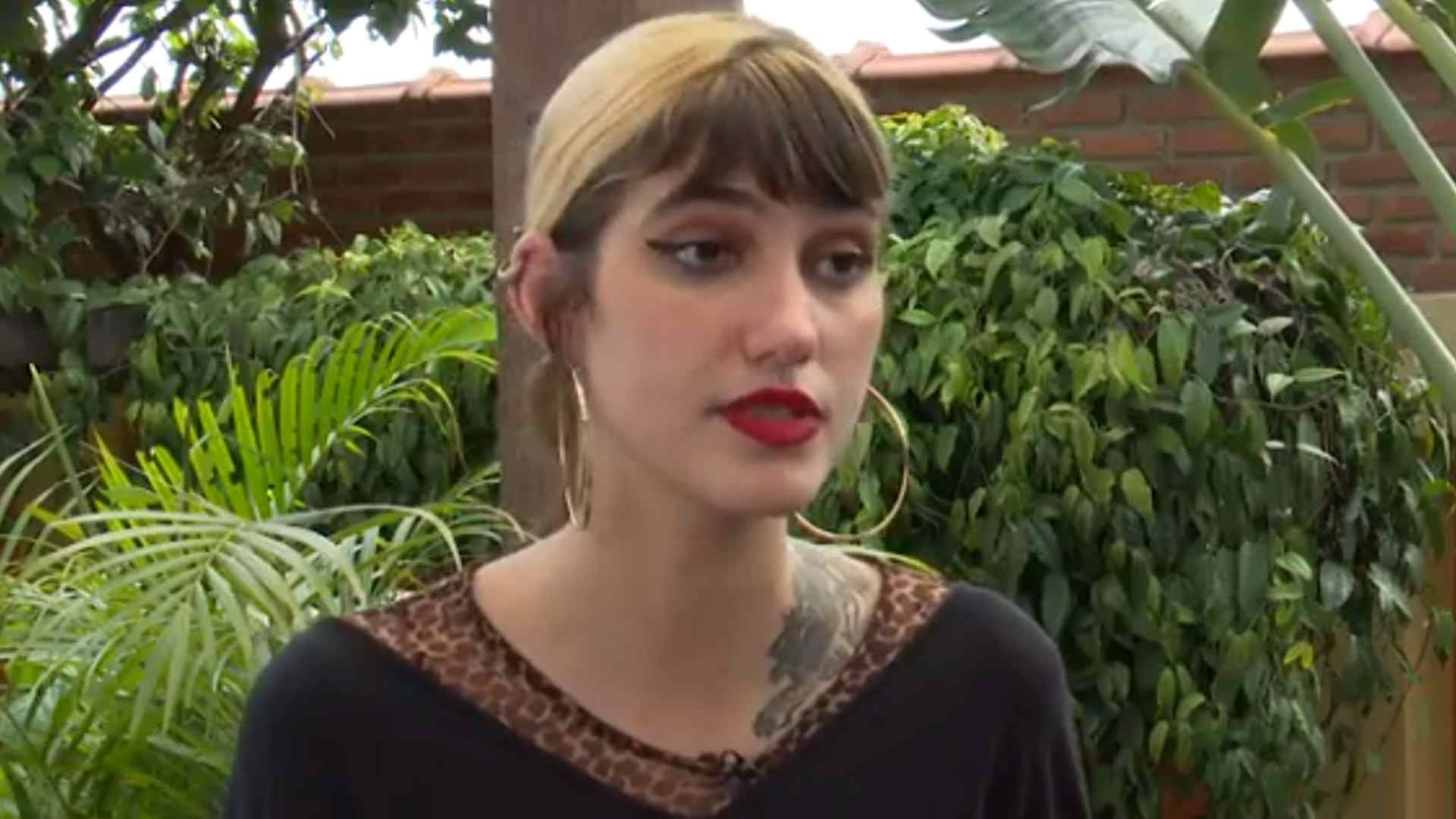 Jovem esfaqueada conta como escapou de ataque de ‘stalker’ ‘Segurei a