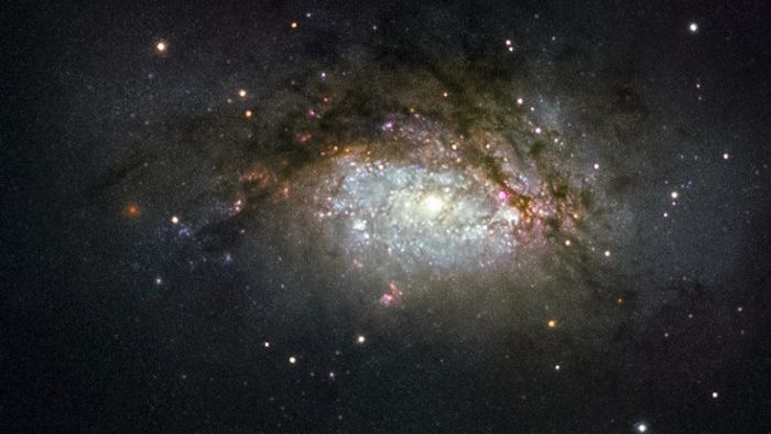 O objeto desta imagem do Telescópio Espacial Hubble é conhecido como NGC 3597. Ele é o produto de uma colisão entre duas galáxias e está evoluindo lentamente para se tornar uma galáxia elíptica gigante. Este tipo de galáxia tornou-se cada vez mais comum à medida que o Universo evoluiu, com galáxias inicialmente pequenas fundindo-se e construindo-se progressivamente em estruturas galácticas maiores ao longo do tempo. NGC 3597 está localizada a aproximadamente 150 milhões de anos-luz de distância, na Constelação de Crater (“A Taça”)