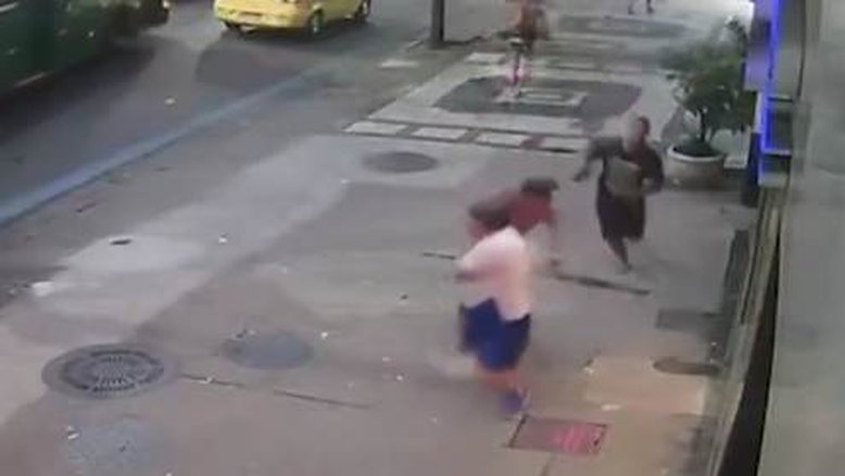 Vídeo: homem sofre agressões e desmaia durante assalto no RJ