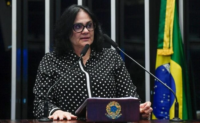 Damares Alves recebe alta após internação por paralisia facial causada por herpes zoster