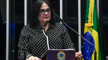 Damares Alves recebe alta após internação por paralisia facial causada por herpes zoster