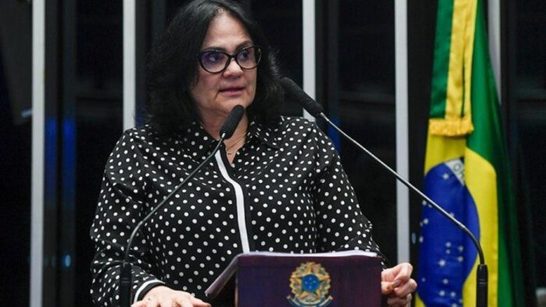Damares Alves recebe alta após internação por paralisia facial causada por herpes zoster