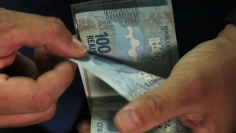 Salário mínimo de R$ 1.412 entra em vigor nesta segunda-feira
