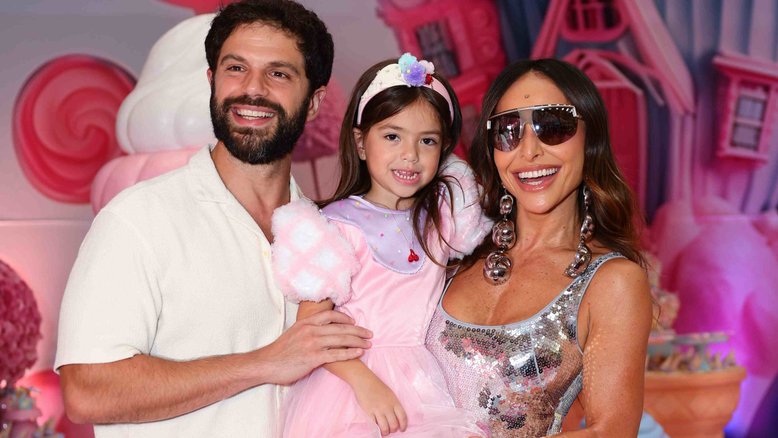 Sabrina Sato e Duda Nagle posaram juntos ao lado da filha Zoe