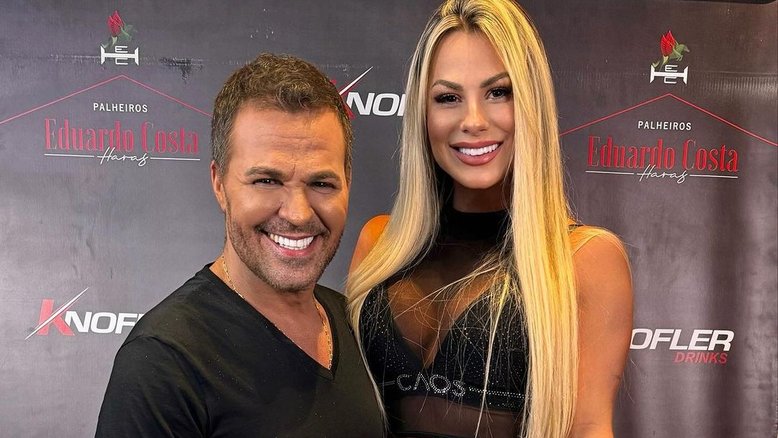 Eduardo Costa posa ao lado da esposa