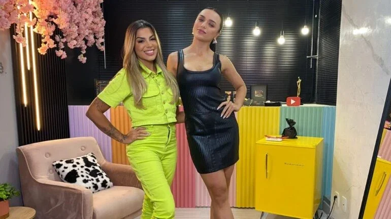 Evelyn Regly comanda o podcast 