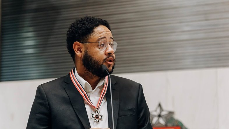 Ubuntu: Emicida é homenageado com colar de honra na Assembleia Legislativa de São Paulo